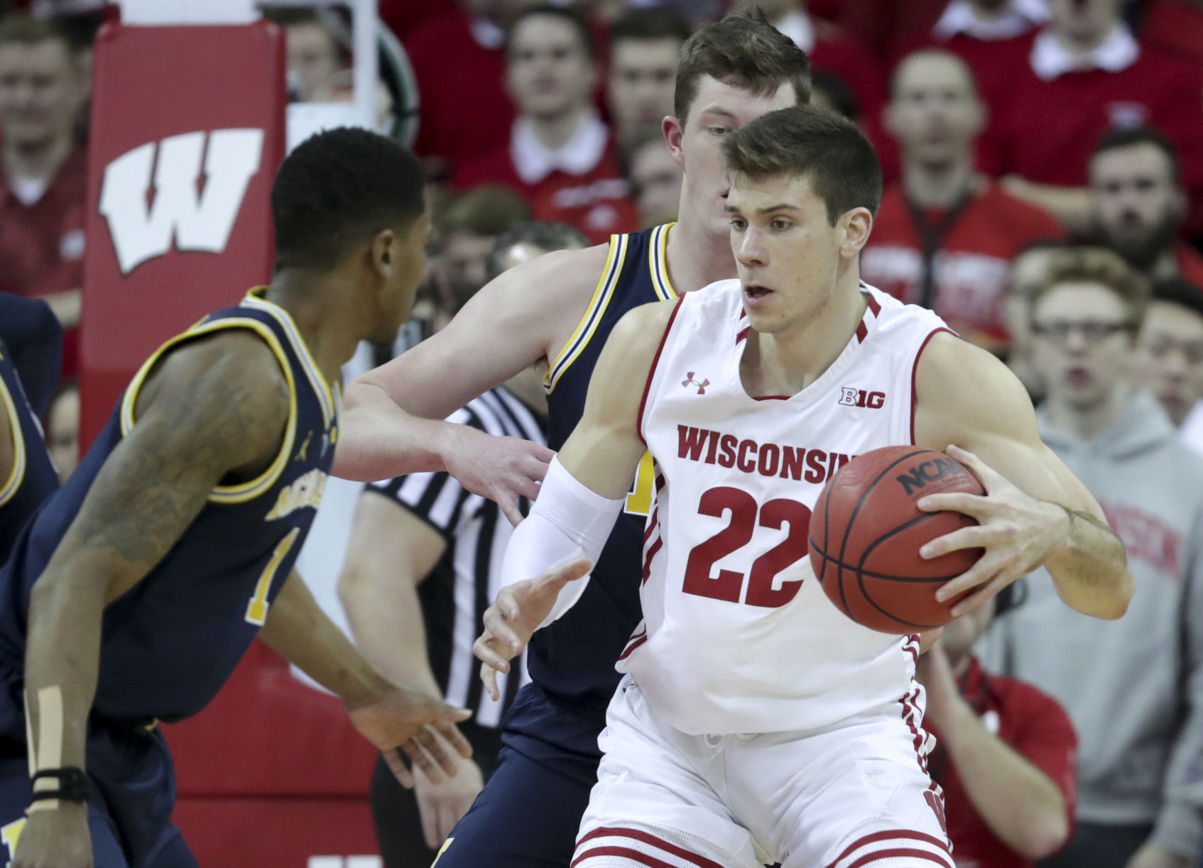 Badgers 64, No. 2 Wolverines 54